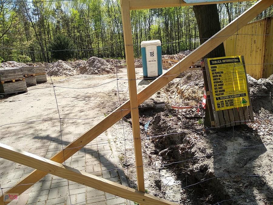 Budują tężnię, a raczej mają przerwę... nikogo nie ma na placu budowy