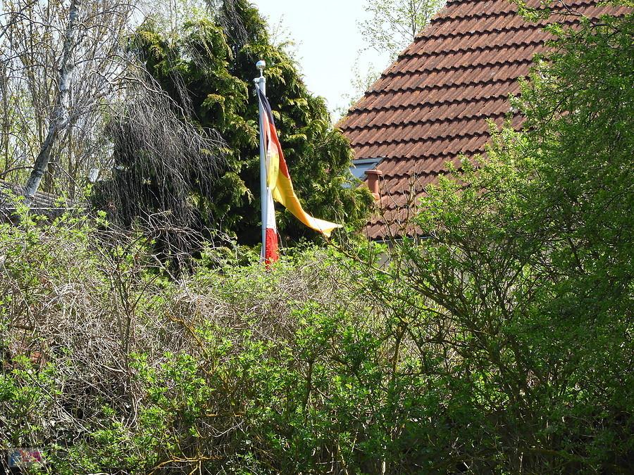 Ladenthin - obok siebie flagi Niemiec i Polski szkoda, że wiatr ich nie rozwiewał.