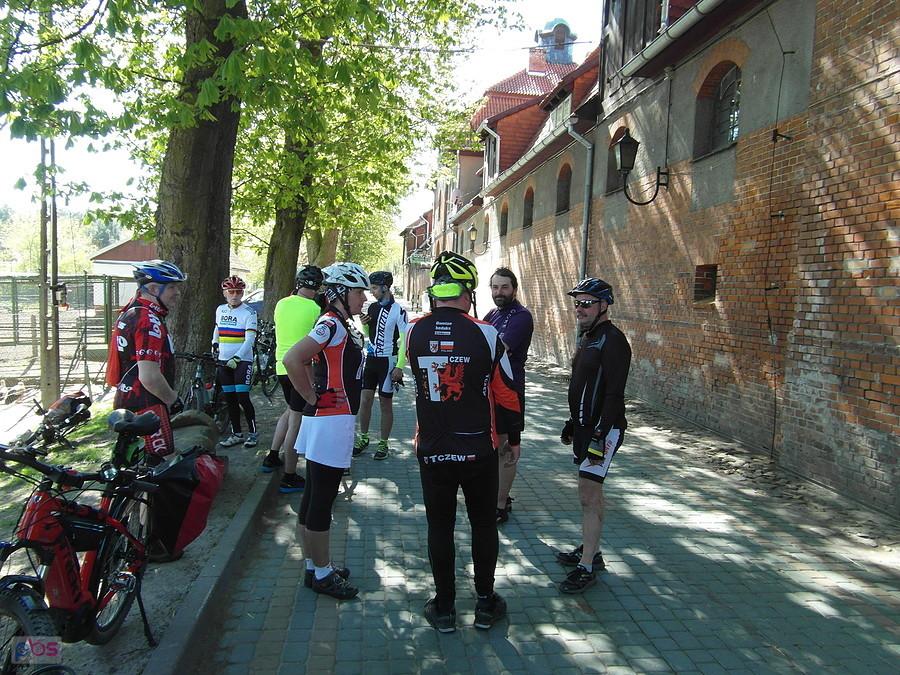 Grupa rowerzystów podczas postoju