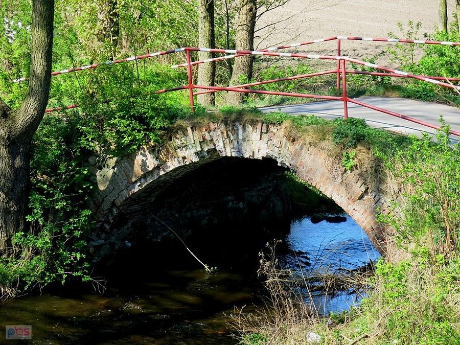 Zabytkowy, stary mostek na Luboczance w Luboczy