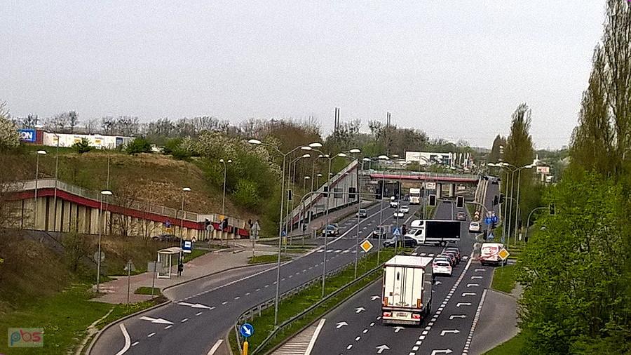 Nad ulicą Floriana Krygiera legendarnego trenera Pogoni.