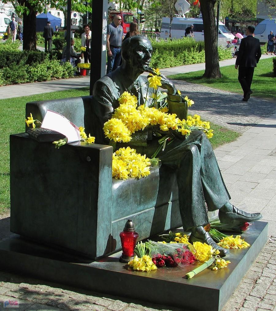 Ławeczka Karskiego przy Muzeum Polin