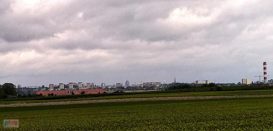 Kłębią się chmury nad Szczecinem. Zdjęcie z drogi Przecław - Kurów.