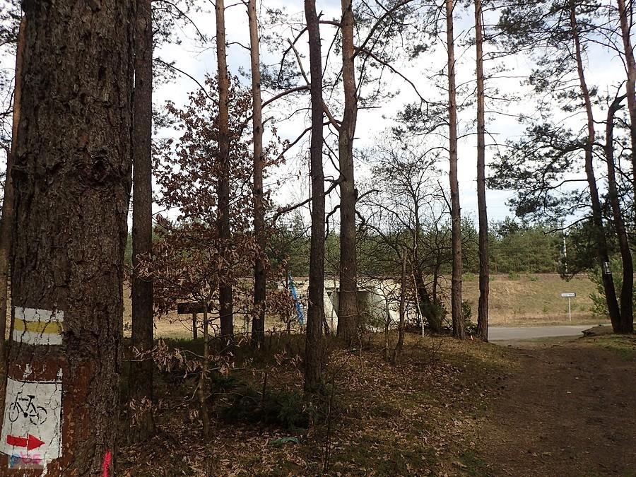 Pod wiadukt kolejowy i czarnym rowerowym 900 m do Orlego Gniazda w Hucisku