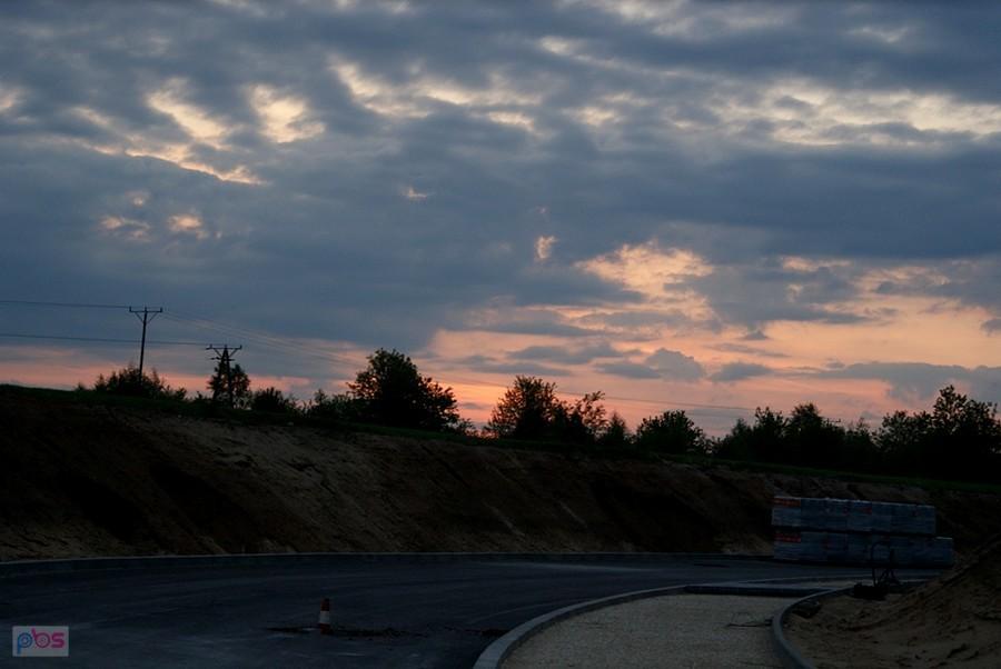 Wschód słońca nad nowo budowaną drogą