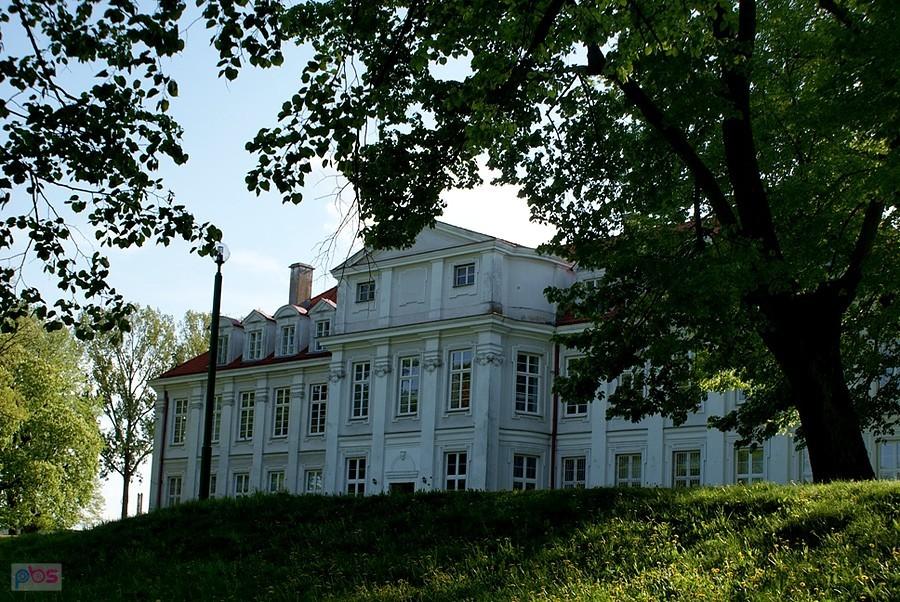 Przed Pałacem w Wolborzu