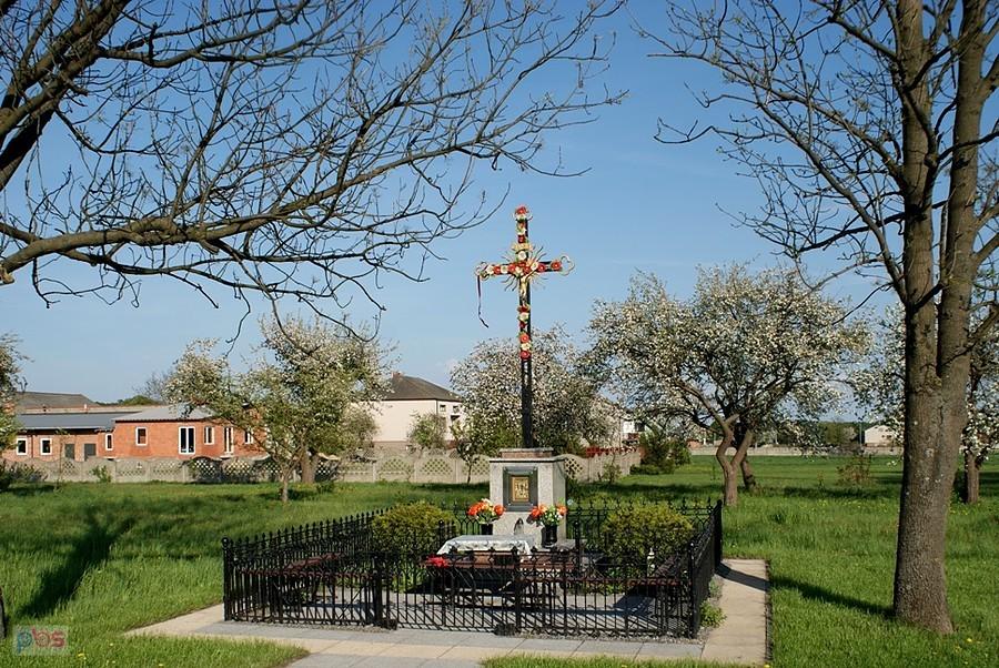 Niektóre krzyże i kapliczki są odnawiane i dekorowane na nowo. Nabożeństwa majowe tuż tuż