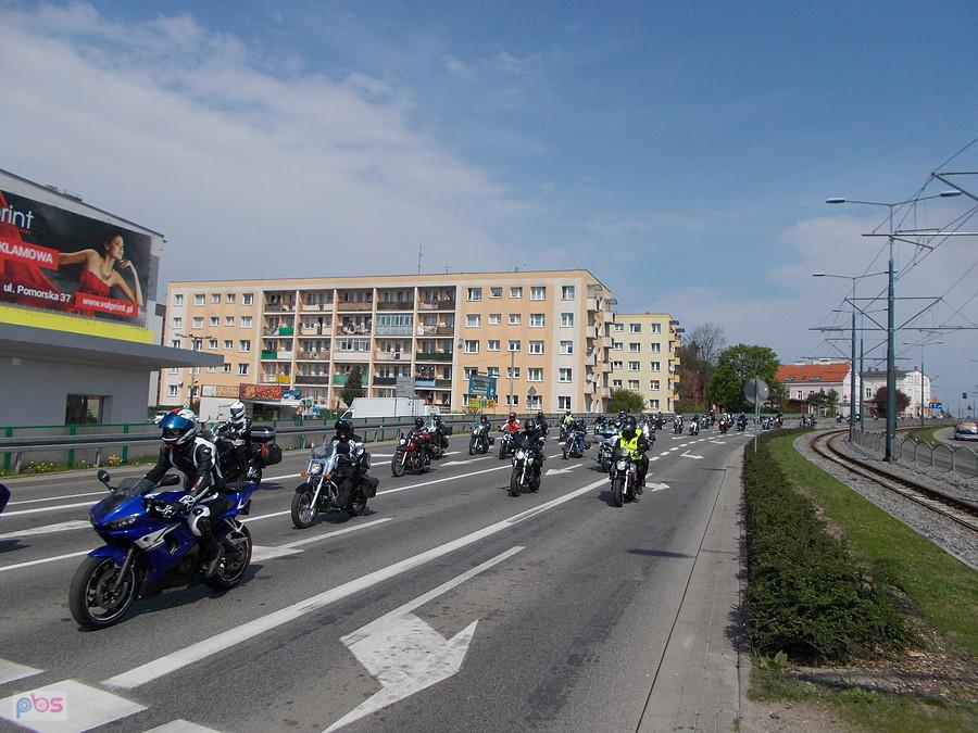 Motocykliści na ulicach podczas rozpoczęcia sezonu
