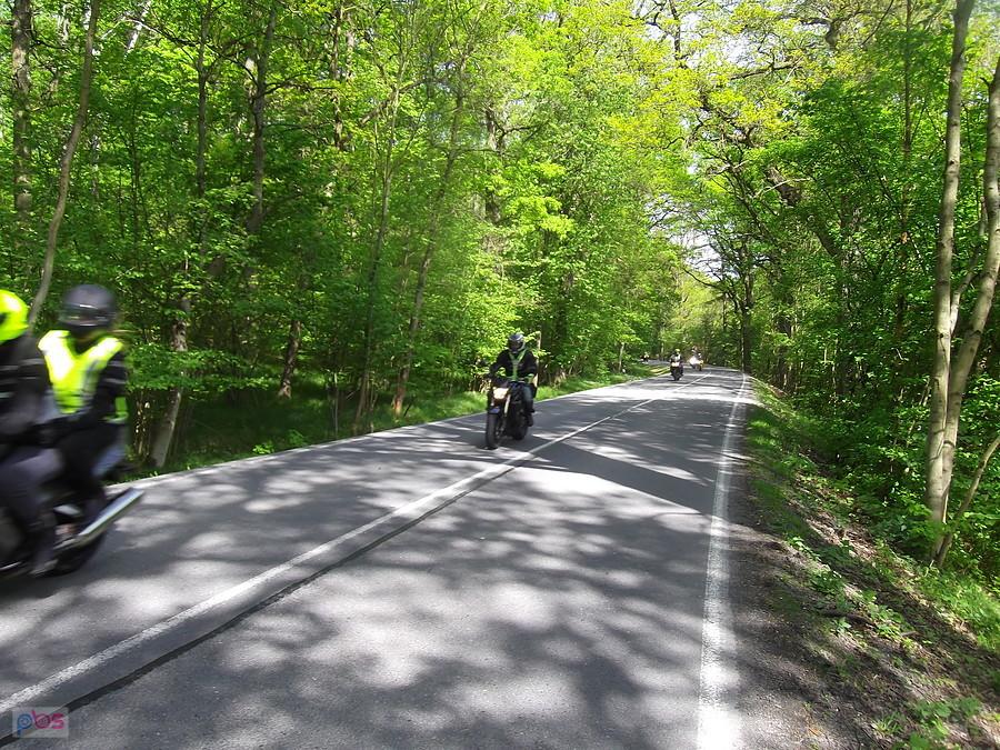Zjazd do Chuchelná. Musiałem się zatrzymać, przejeżdżają motocykliści,chyba w Hlučínie mają zlot. Na moje oko, ponad 1000 motocykli.