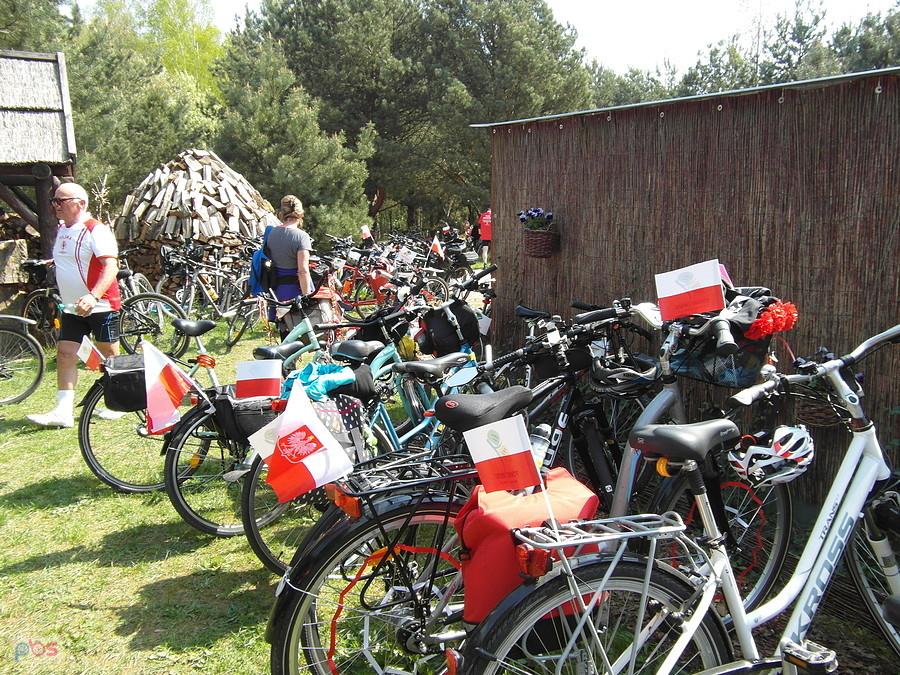 Rowerowy piknik z flagami Polski