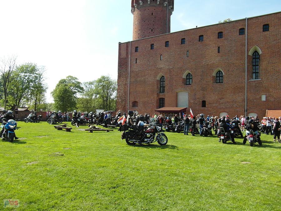 Zlot motorów na dziedzińcu zamku w Świeciu
