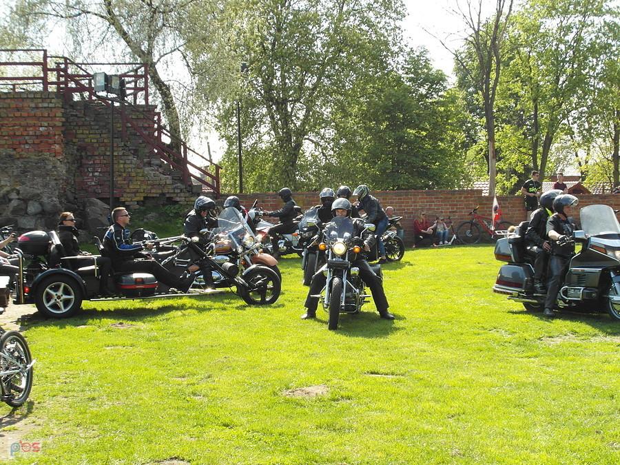 Zlot motorów na dziedzińcu zamku w Świeciu