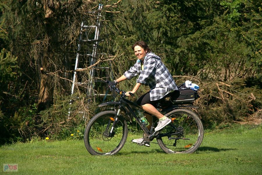 Tunia próbuje jazdy na moim rowerku :)