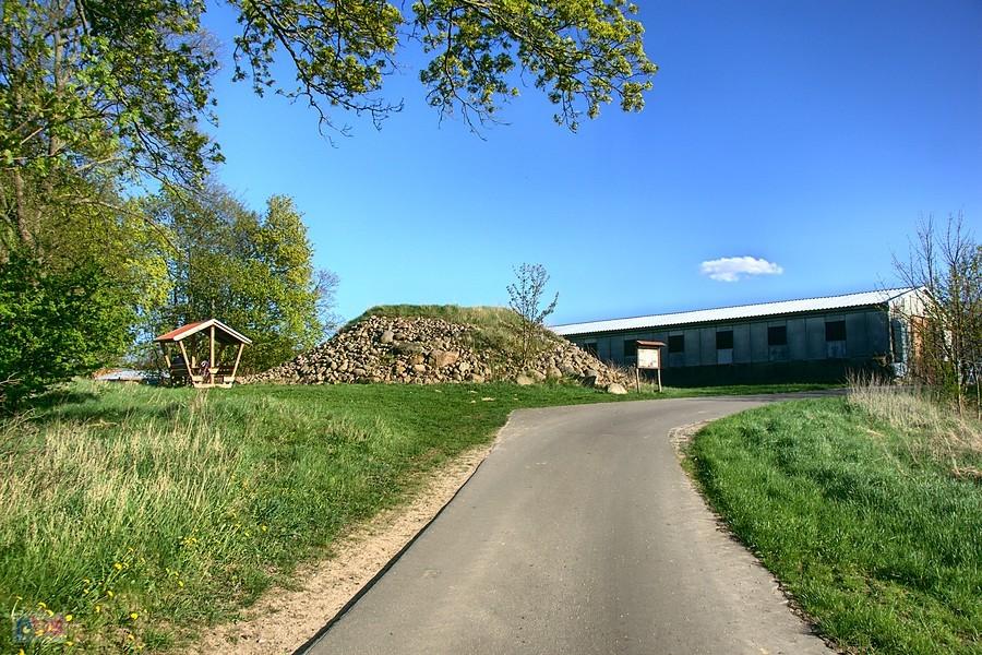 kamienny kurhan w Staffelde