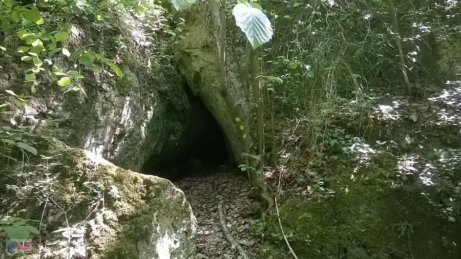 Wejście do jednej z jaskiń na Górze Trzech Jaskiń