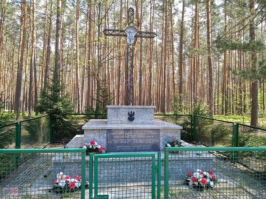 Pomnik przed Niekłaniem Wielkim