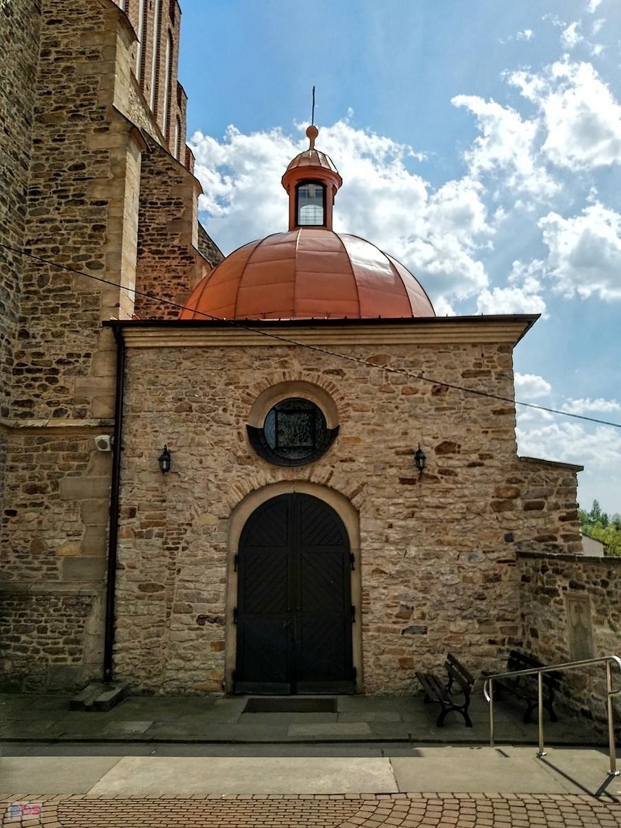 Kaplica przy kościele, szkoda, że zamknięta