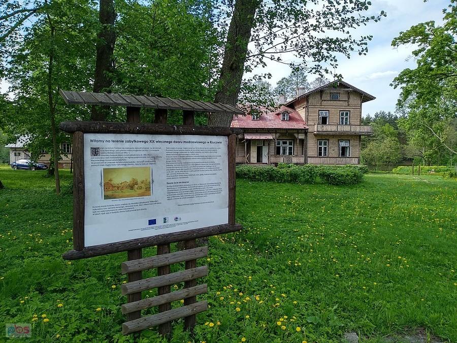 Tablica informacyjna przy dworku modrzewiowym
