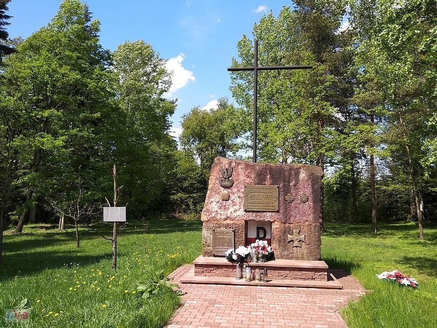 Kolejny pomnik na trasie