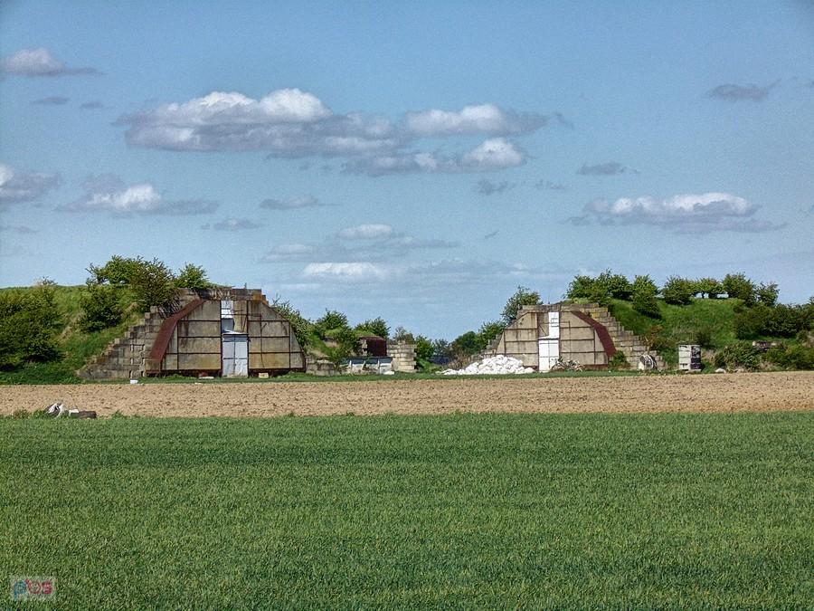 na lotnisku obok hangarów