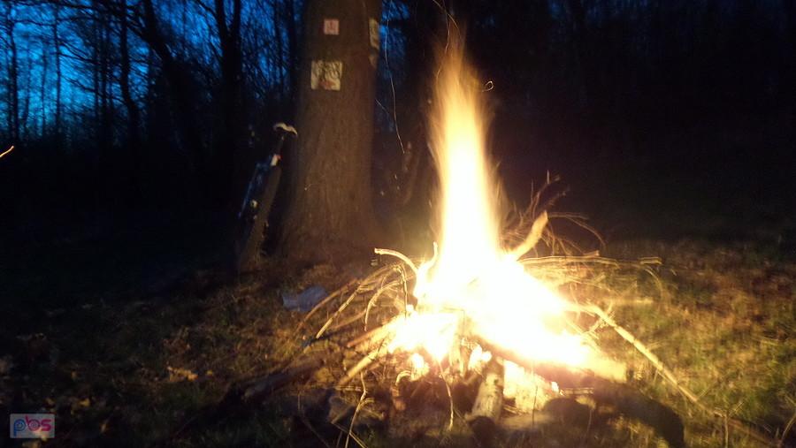 Płonie ognisko w lesie tylko piosenki nie słychać
