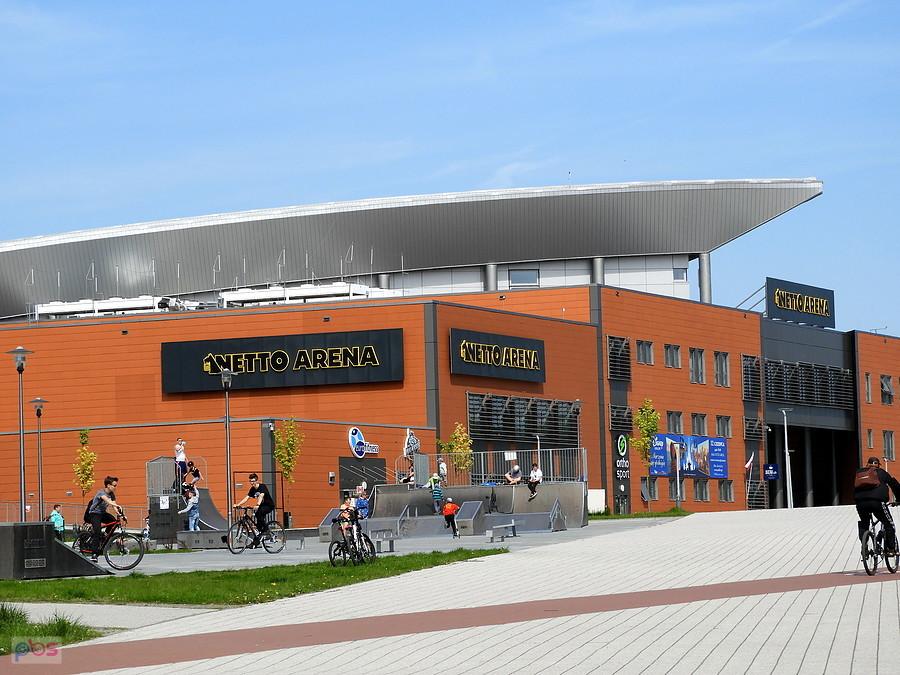 Hala sportowa Arena pod sztandarami Netto.
