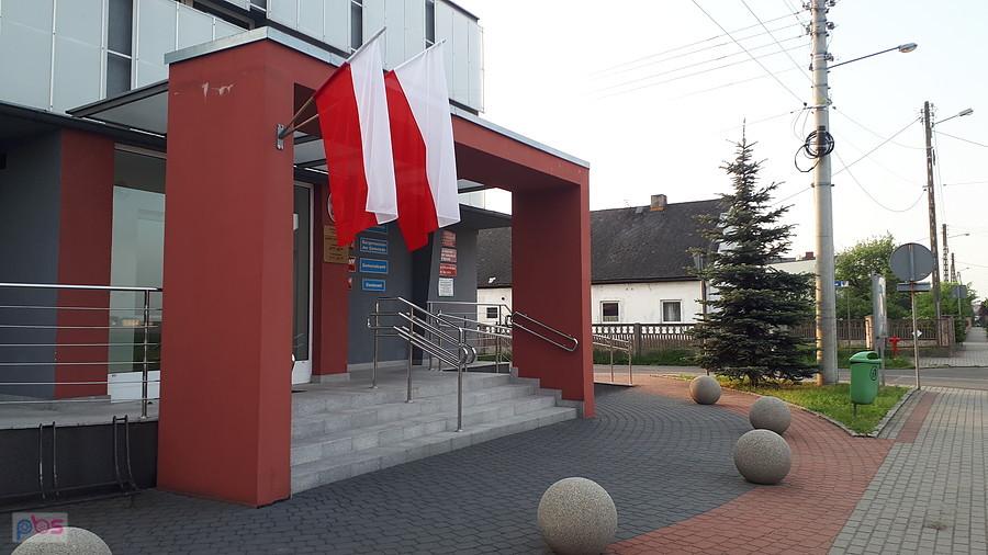 Flagi Polski na Waleckim urzędzie - święta majowe 2018