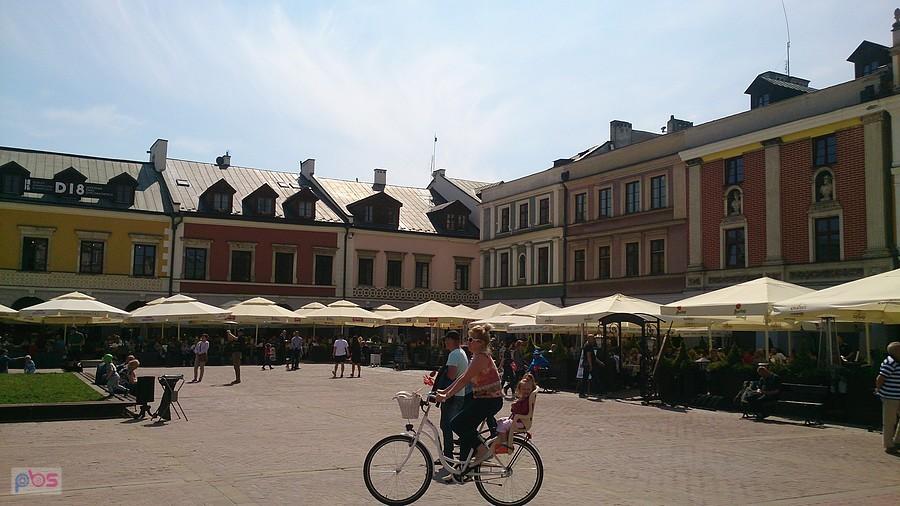 Jakaś pani też przyjechała na rowerze