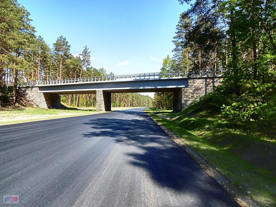 kawałek remontowaną drogą 142