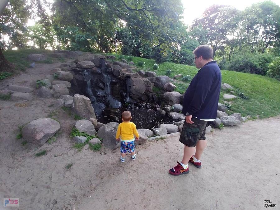 Park Krasińskiego. Tymon podziwia kolejny wodospad dziś :D