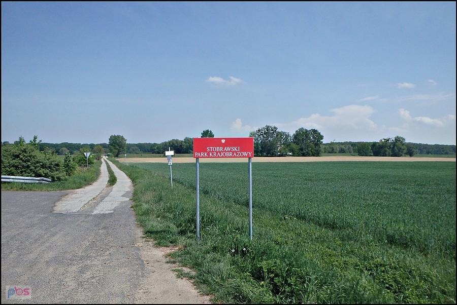 Nowa tabliczka nieopodal pomnika w Mikolinie