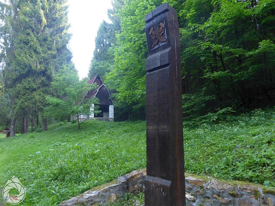 pamitkowy słup i chatka biwakowa