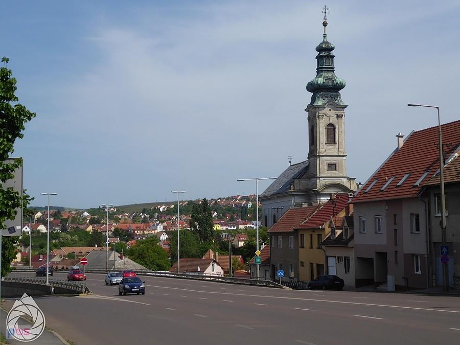 ostatni kościółek w północnym Egerze, z tyłu ścisłe centrum