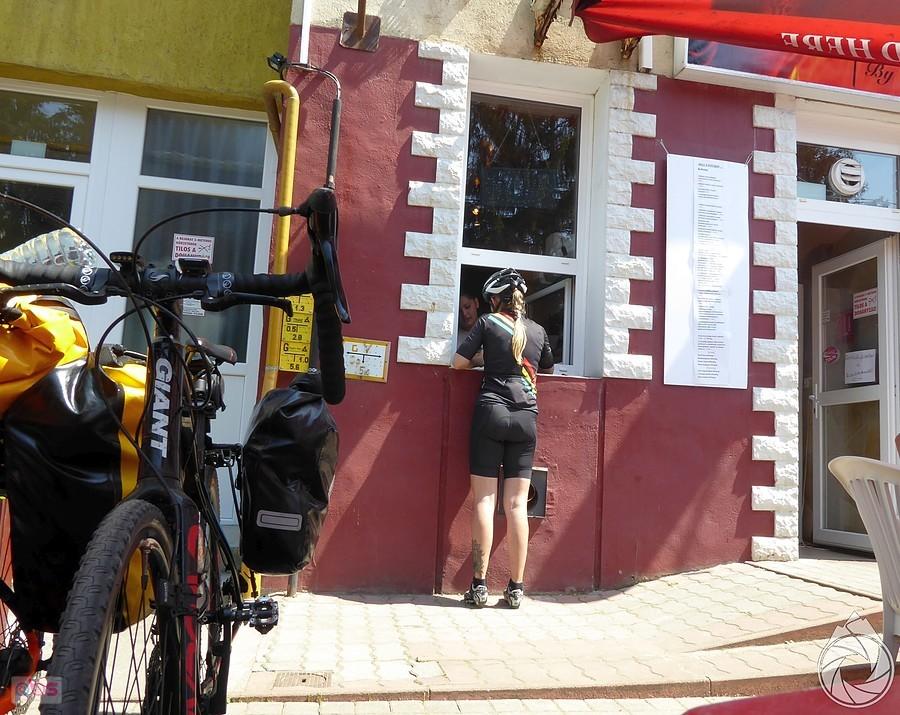 gdy dopada głód, bariery językowe znikają :P