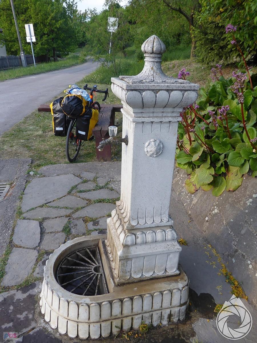 bardziej klasyczny kranik w Rónafalu