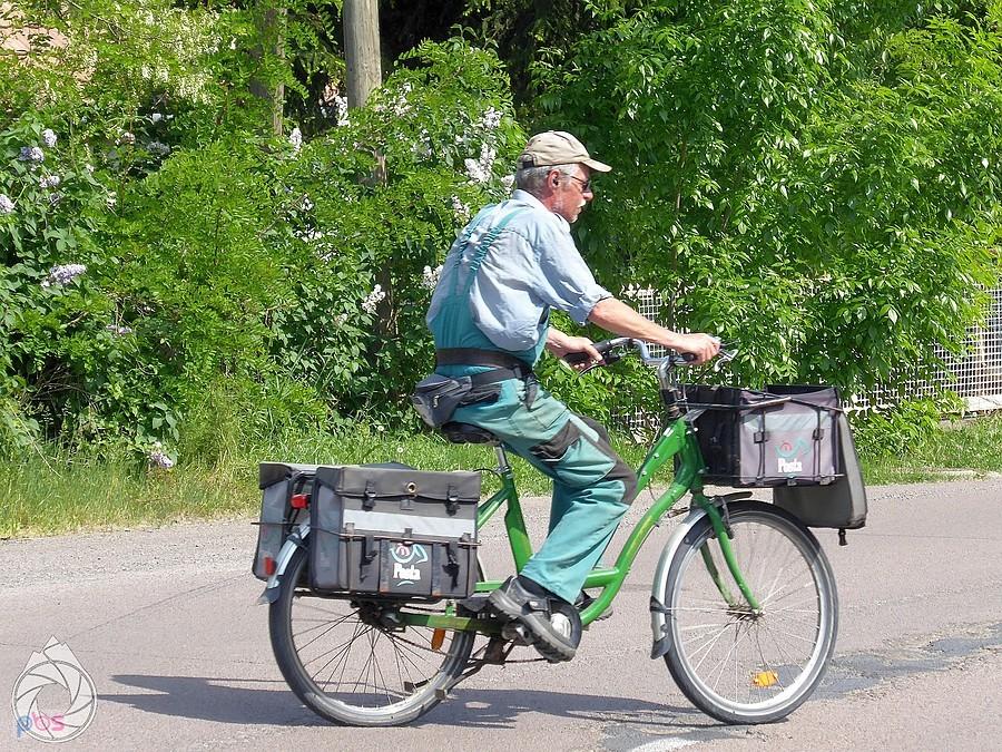 uciekający pan posztowy (tutaj pocztowcy mają rowery, a nie skutery)