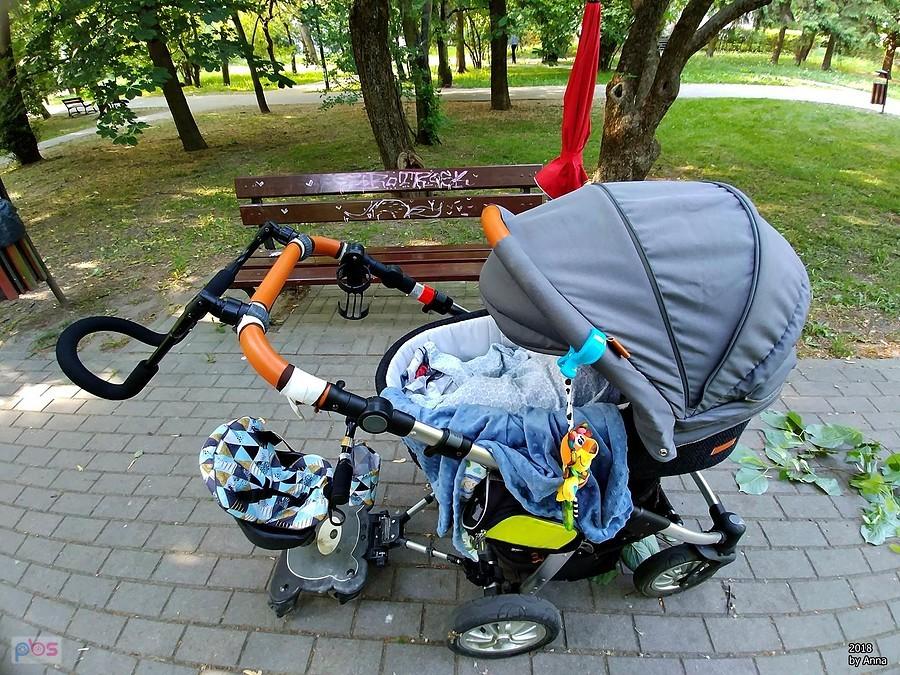 Wózek dziecięcy w parku