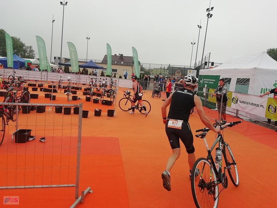 Zawodnik triathlonu w strefie zmian