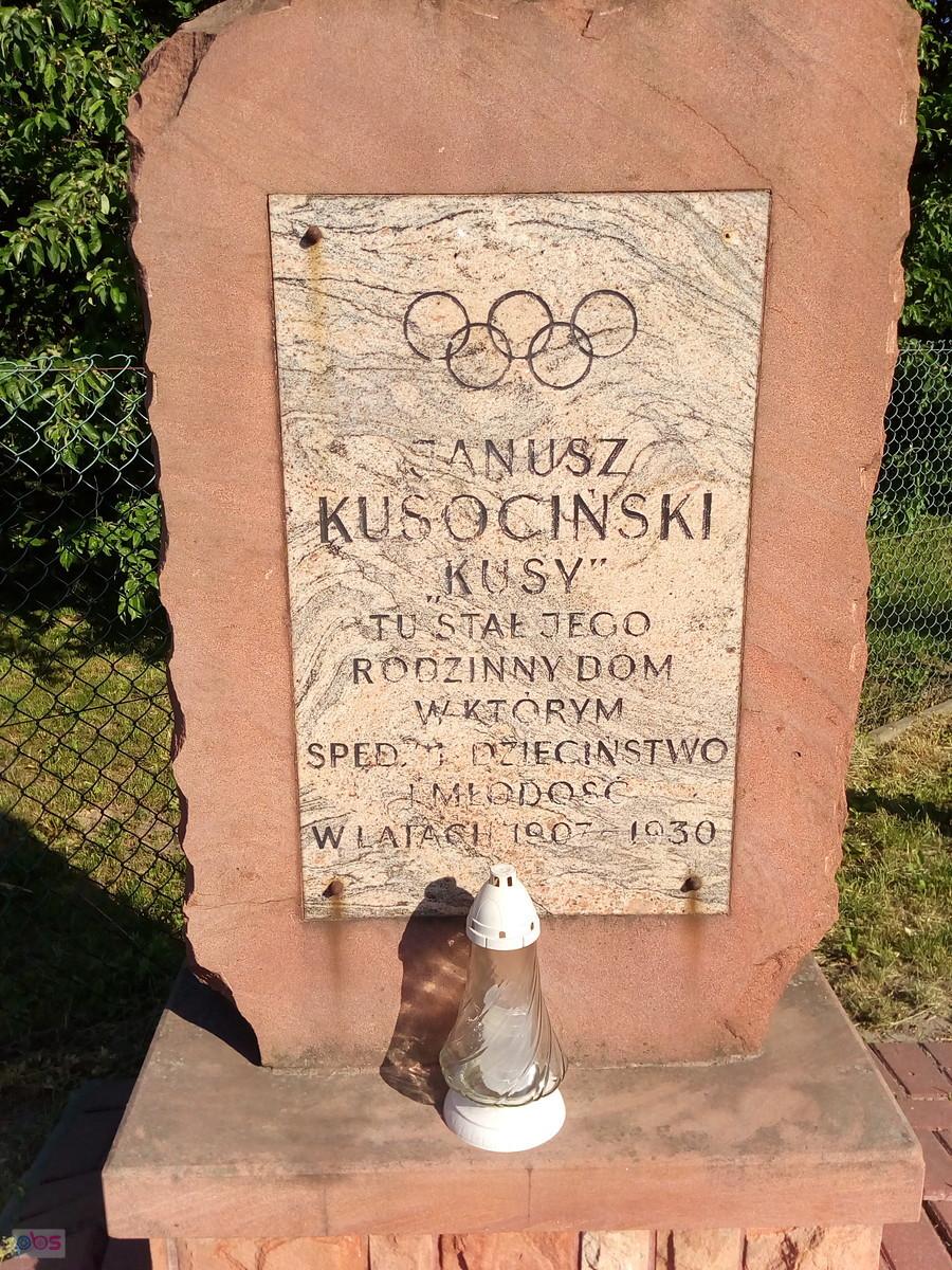 Tablica poświęcona Januszowi Kusocińskiemu
