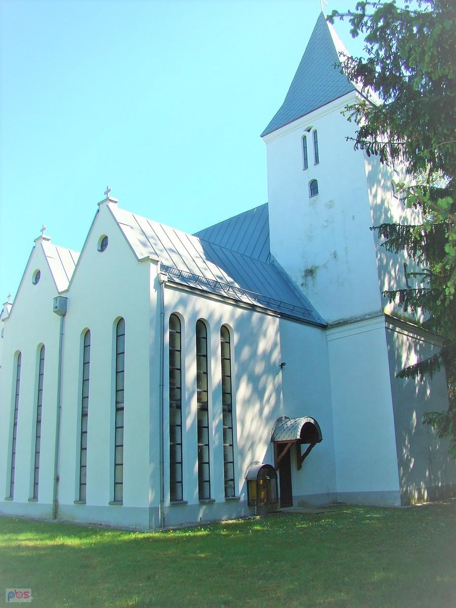 Odbudowany kościół w Komornikach