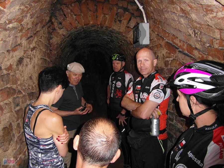 Grupa rowerzystów w podziemnym tunelu