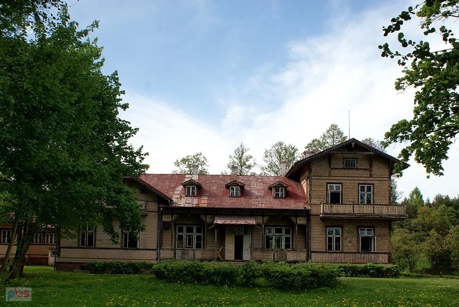 XIX wieczny dwór modrzewiowy w Rzucowie