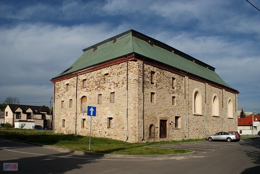 Przed synagogą w Przysusze