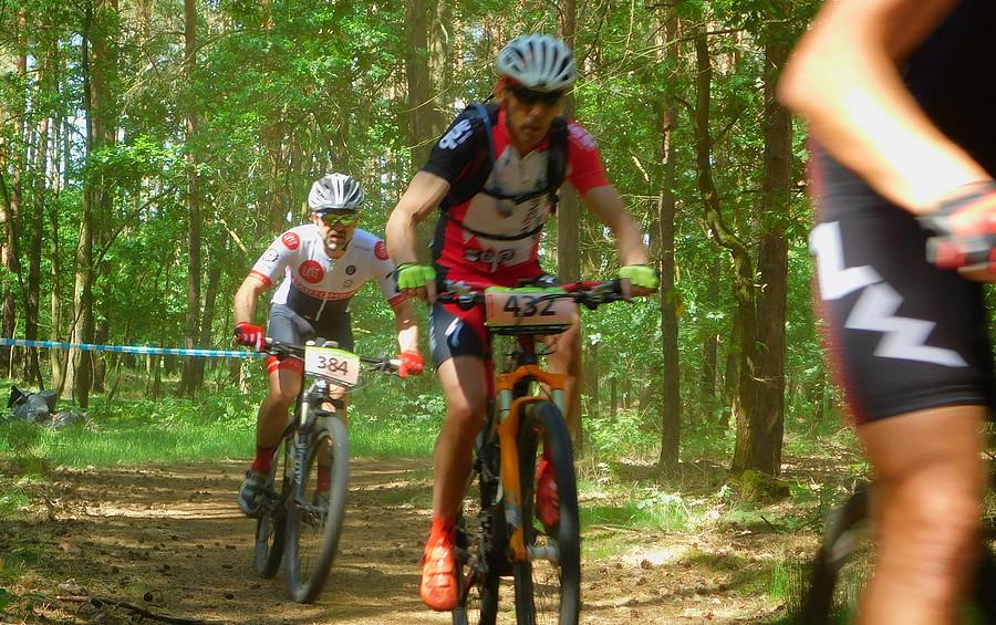 Na pierwszych km trasy - jak widać jadę ostatni z 2 sektora bo próbuję złapać swój rytm