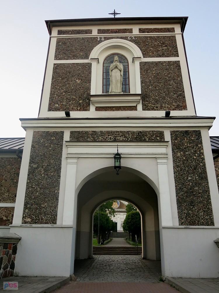 Przed bramą kościoła w Sokółce