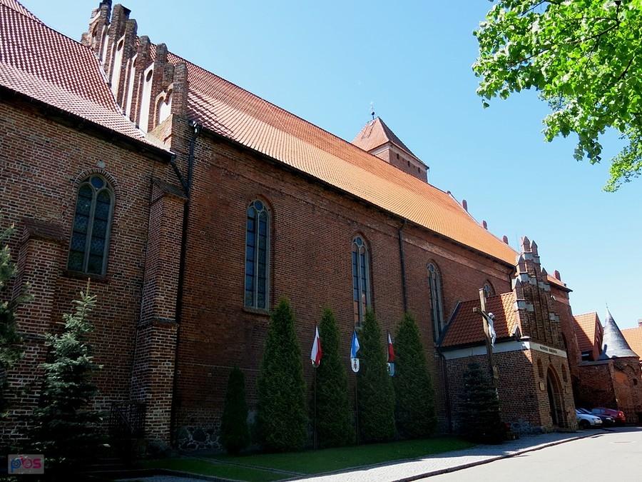 Przed Bazyliką Mniejszą w Kętrzynie