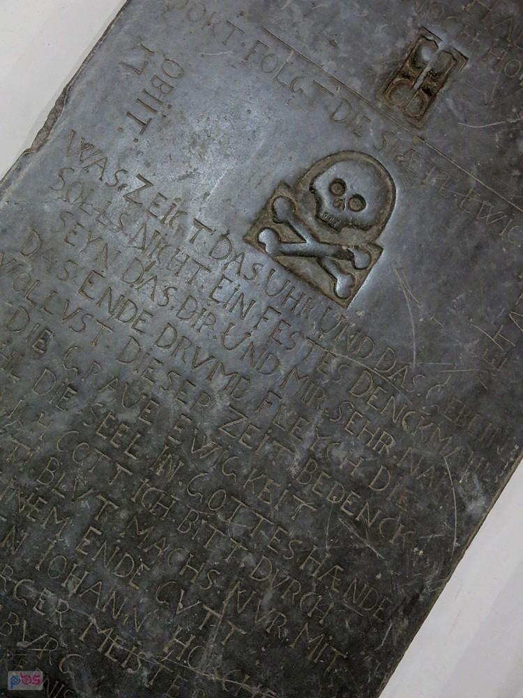 Wnętrze kętrzyńskiej bazyliki - czaszka