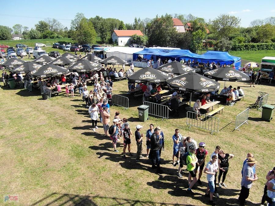 Wydarzenie plenerowe z namiotami i stołami