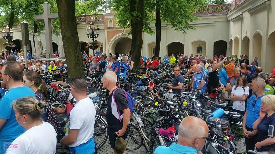 tłumy rowerzystów