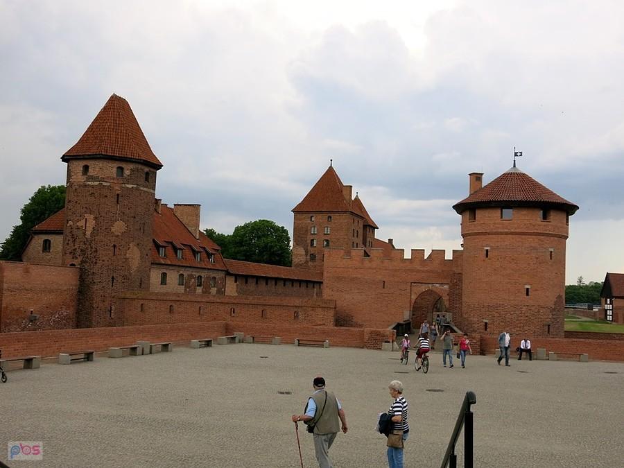 Przed malborskim zamkiem